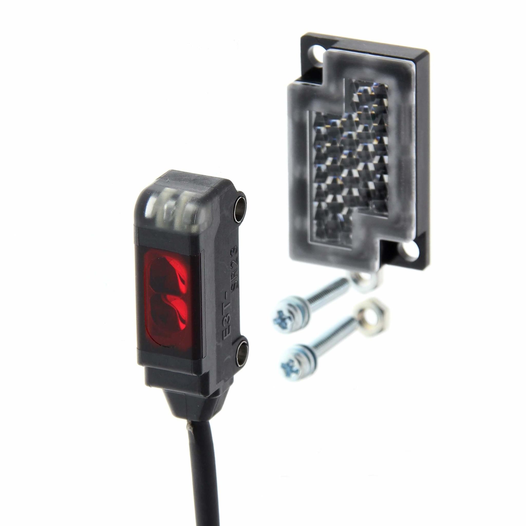 Omron Kubisch Optischer Sensor, Reflektierend, Bereich 10 → 200 mm, PNP Ausgang, Anschlusskabel, Dunkelschaltend