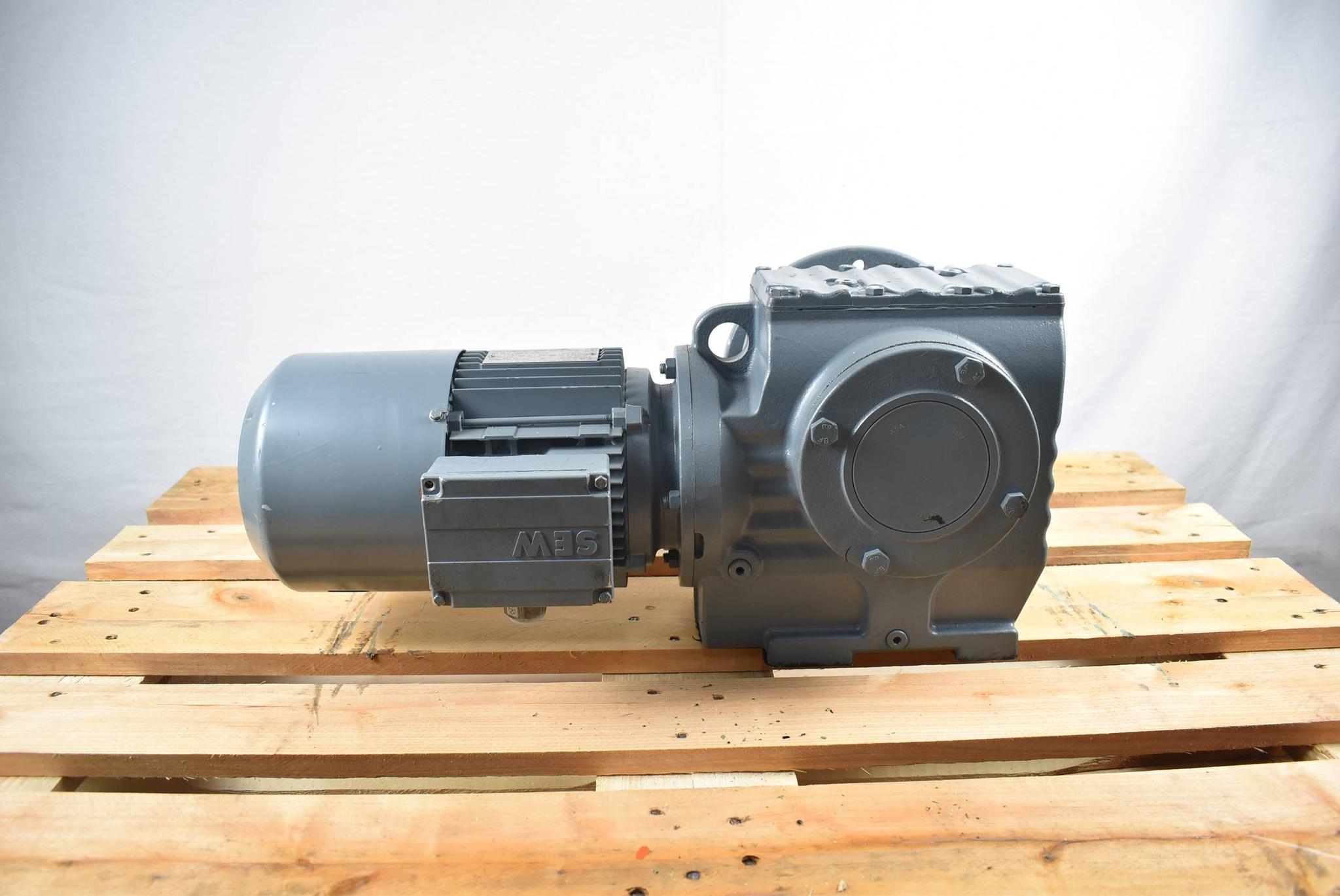 Produktfoto 1 von SEW Getriebemotor 1400rpm 220-240V 24V ( SF77 DT90S4/BMG )