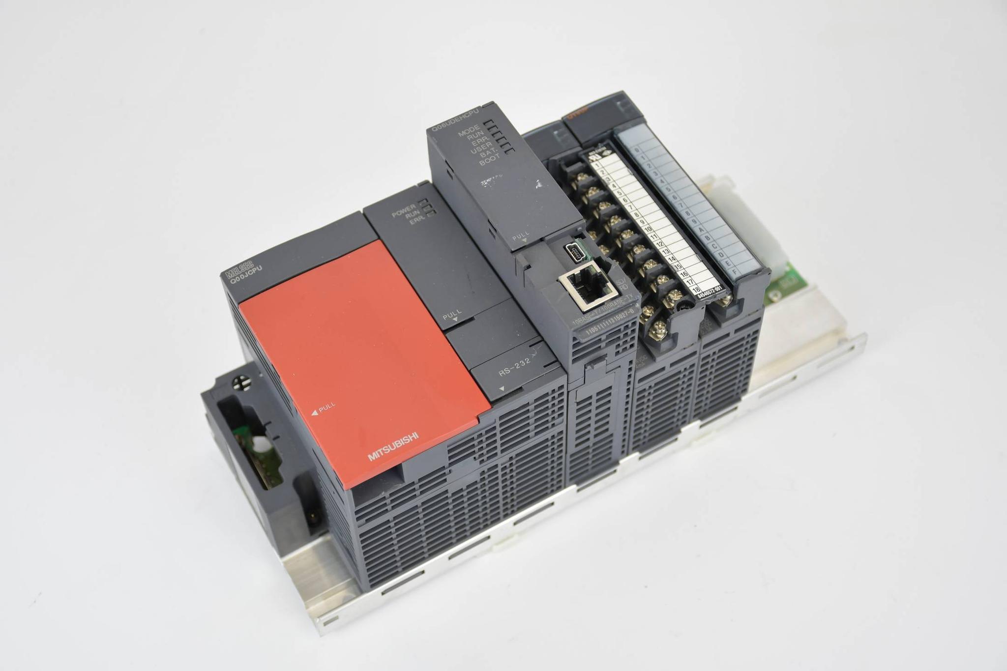 Produktfoto 1 von Mitsubishi Melsec Q-Series Set Q00JCPU-E Q06UDEHCPU QX40 QY40P Profilschiene