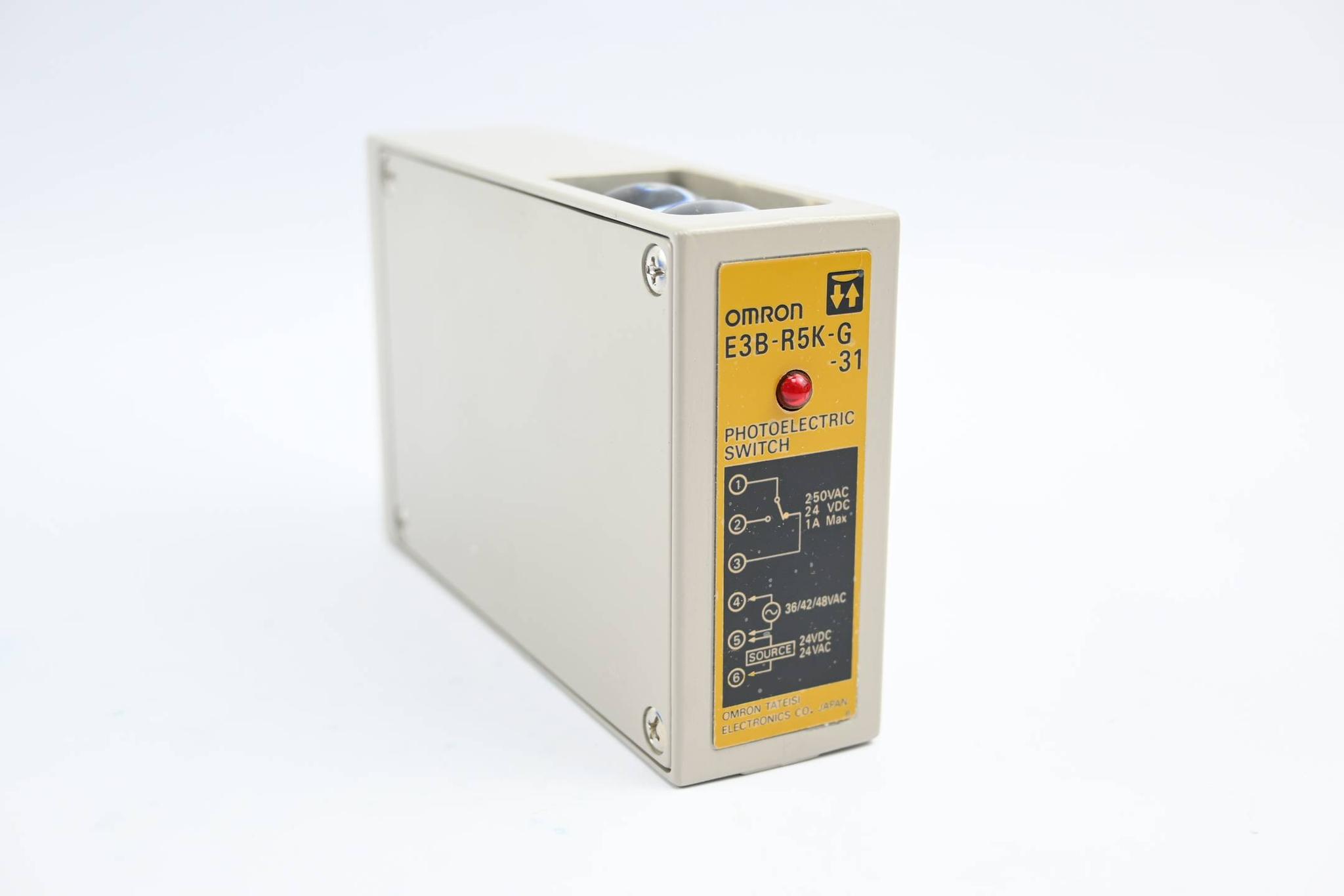 Produktfoto 2 von Omron Photoelectric Switch 24V AC/DC 36/42/48V AC ( E3B-R5K-G-31 )