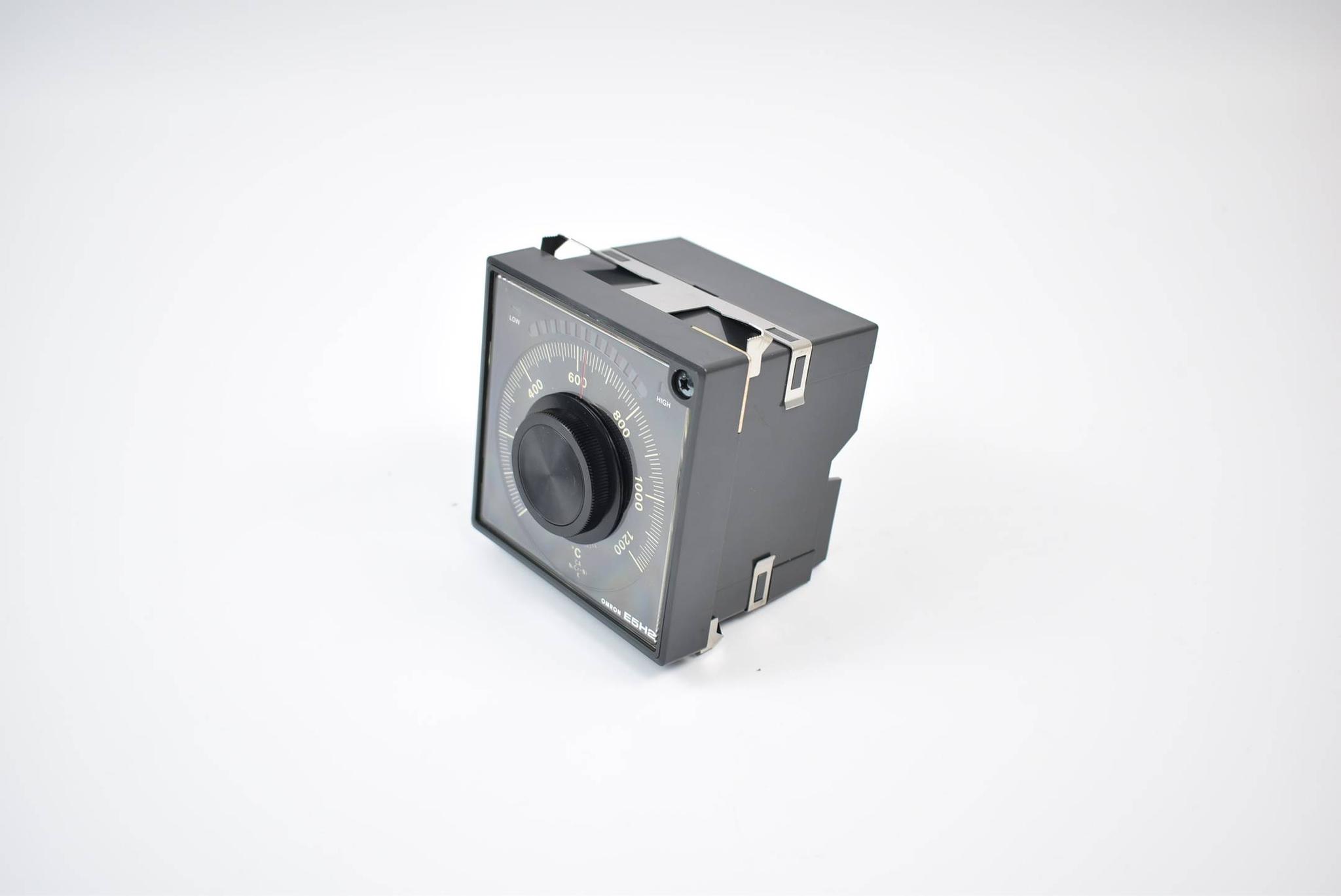 Produktfoto 1 von Omron Temperatur Controller E5H2-Y4CA DIN ( 0-1200°C 110/220 VAC )