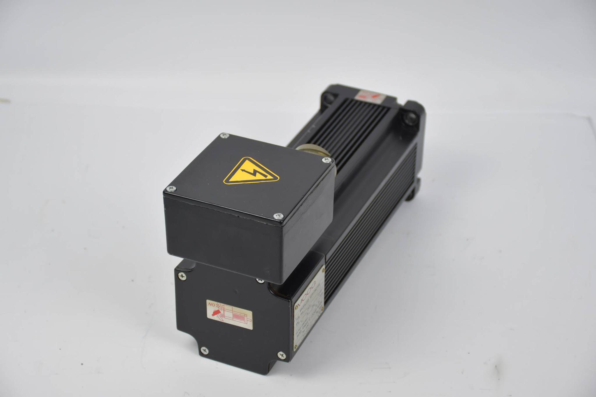 Moog Brushless Servomotor T-1-V8-045-17-00-03