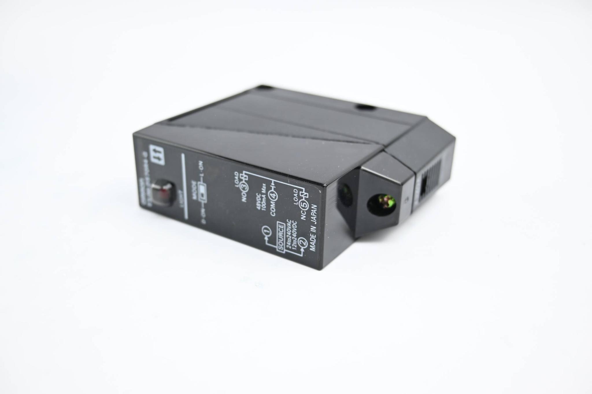 Produktfoto 2 von Omron Photoelectric Switch 24-240VAC 12-240VDC ( E3JM-DS70R4-G )