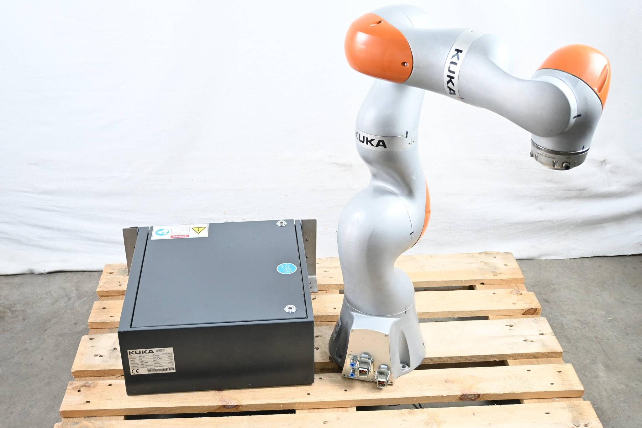 Produktfoto 1 von Kuka Roboter LBR iiwa 14 R820 ( 246833 ) + Steuerung Sunrise Cabinet 11041228