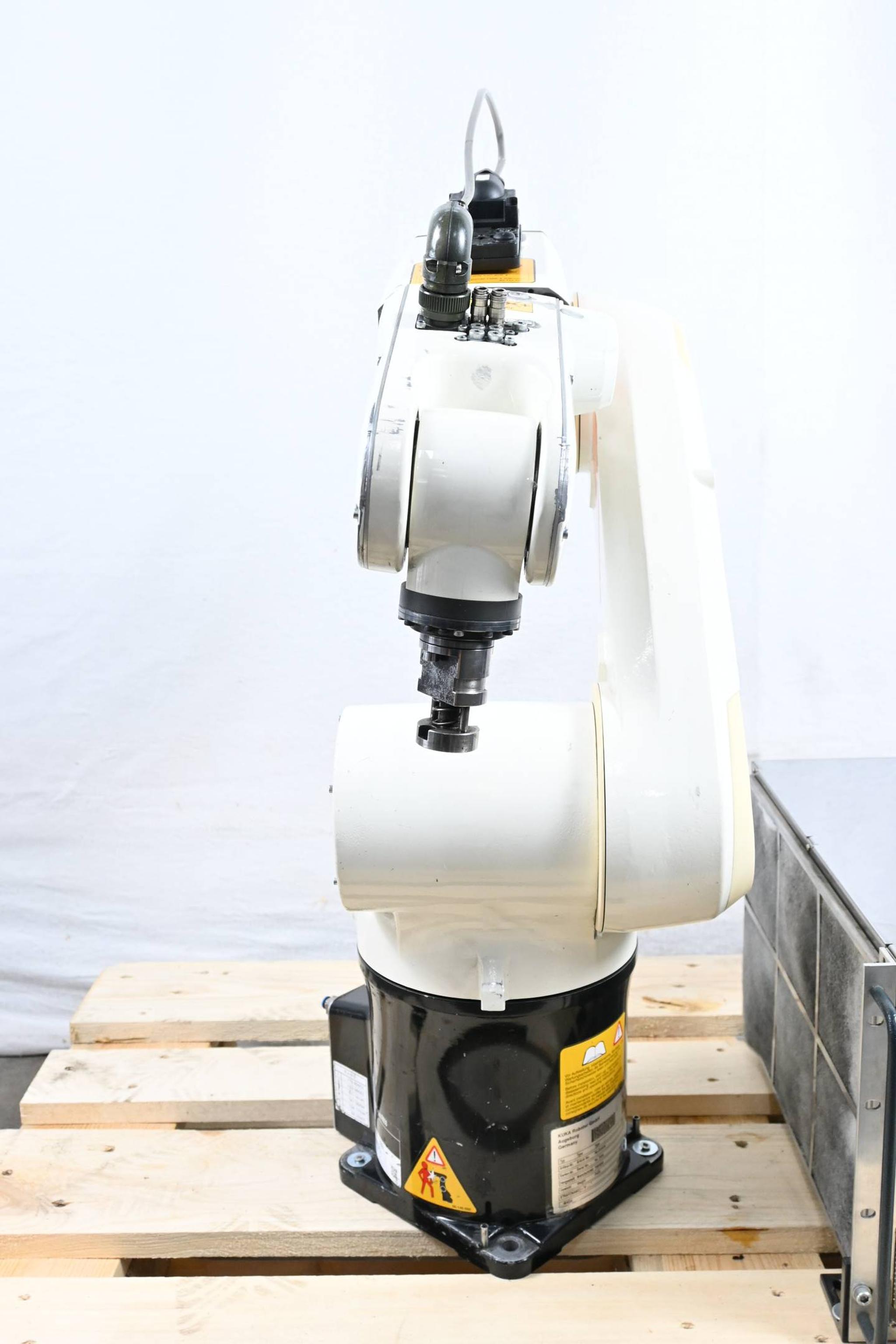 Produktfoto 2 von Kuka Roboter KR5 sixx R850 inkl. Schaltschrank KRC2sr + Bedienpanel 00-110-185