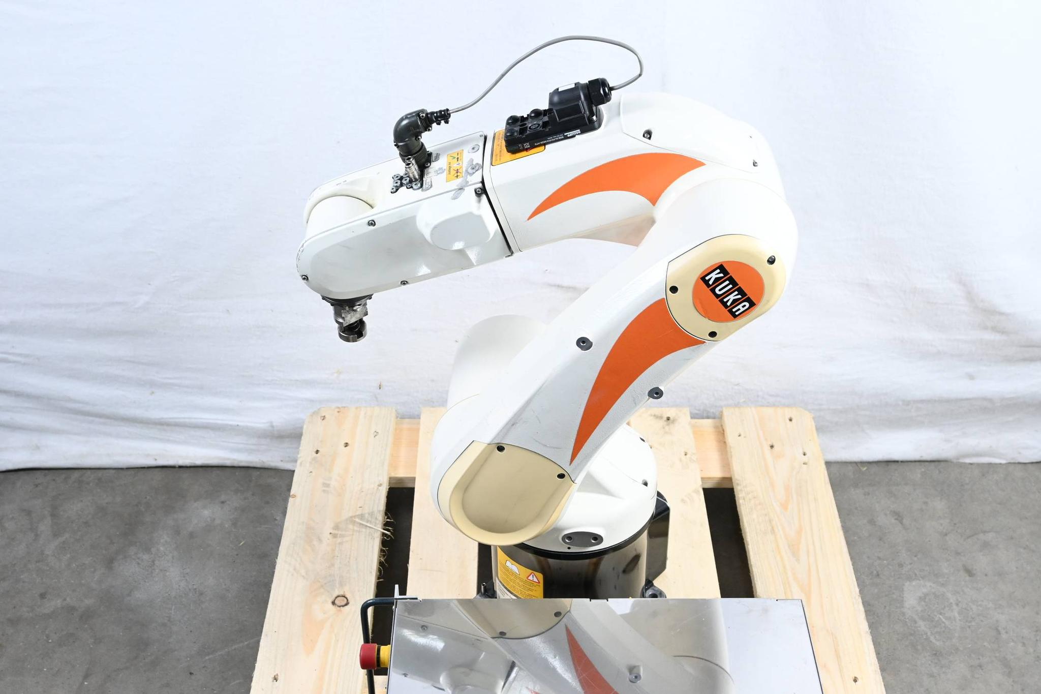 Produktfoto 3 von Kuka Roboter KR5 sixx R850 inkl. Schaltschrank KRC2sr + Bedienpanel 00-110-185